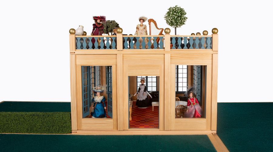 maison-miniature-avec-poupee-en-porcelaine.jpg